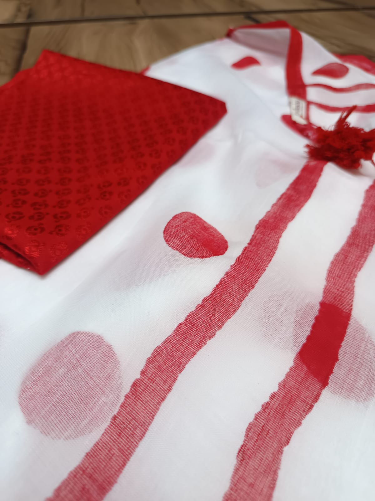 Laal Bindi Handloom Mulmul Saree