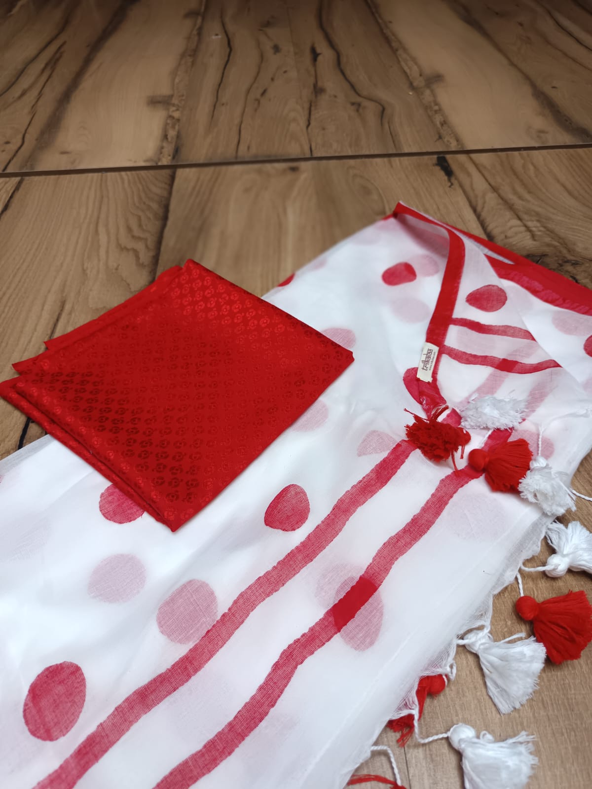 Laal Bindi Handloom Mulmul Saree